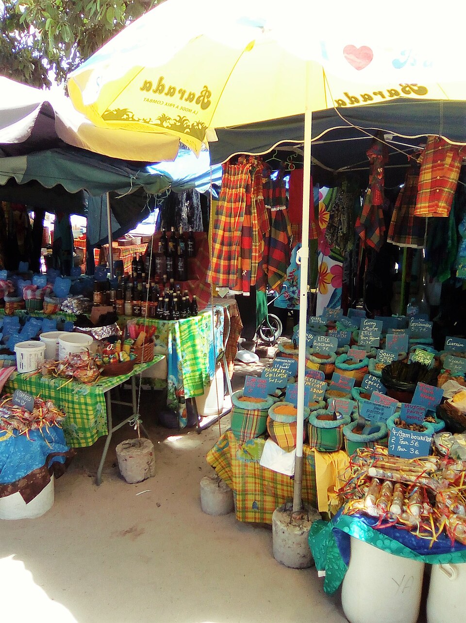 Artisanat et marché local près de La Rotonde à Saint-François